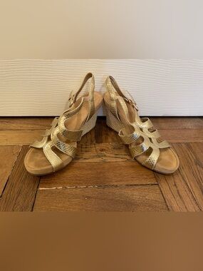Aerosoles gold wedge sandals only worn